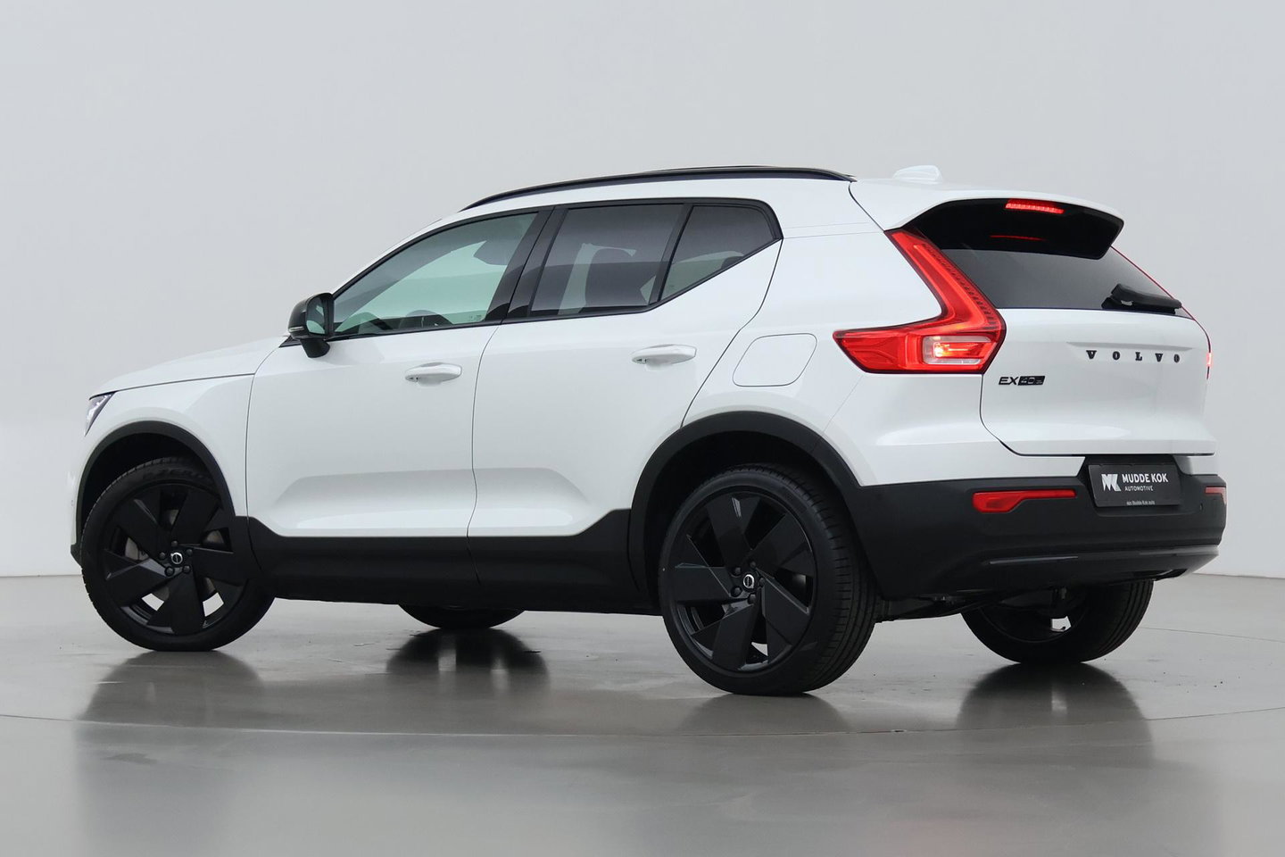 Volvo EX40 Twin Motor Plus Black Edition 82 kWh | ACC | Panoramadak | 360° Camera | Harman/Kardon | Stoel+Stuurverwarming