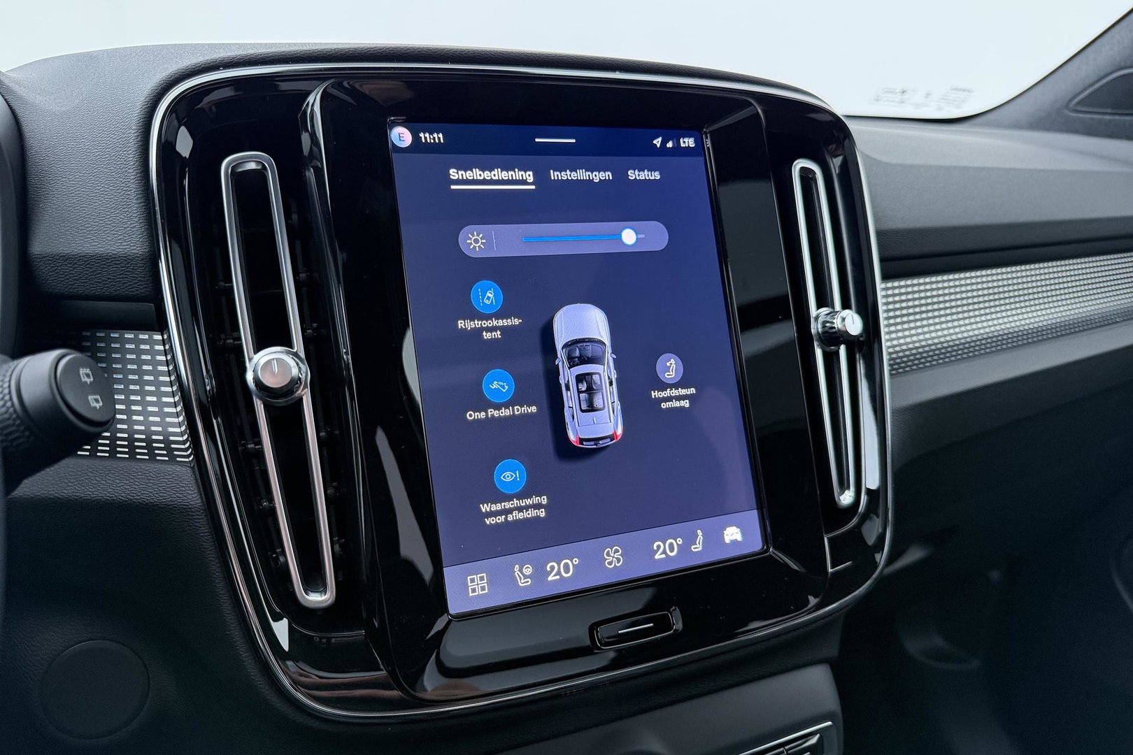 Volvo EX40 Twin Motor Plus Black Edition 82 kWh | ACC | Panoramadak | 360° Camera | Harman/Kardon | Stoel+Stuurverwarming