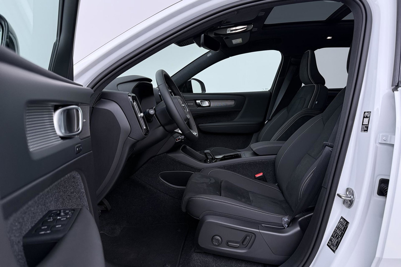 Volvo EX40 Twin Motor Plus Black Edition 82 kWh | ACC | Panoramadak | 360° Camera | Harman/Kardon | Stoel+Stuurverwarming
