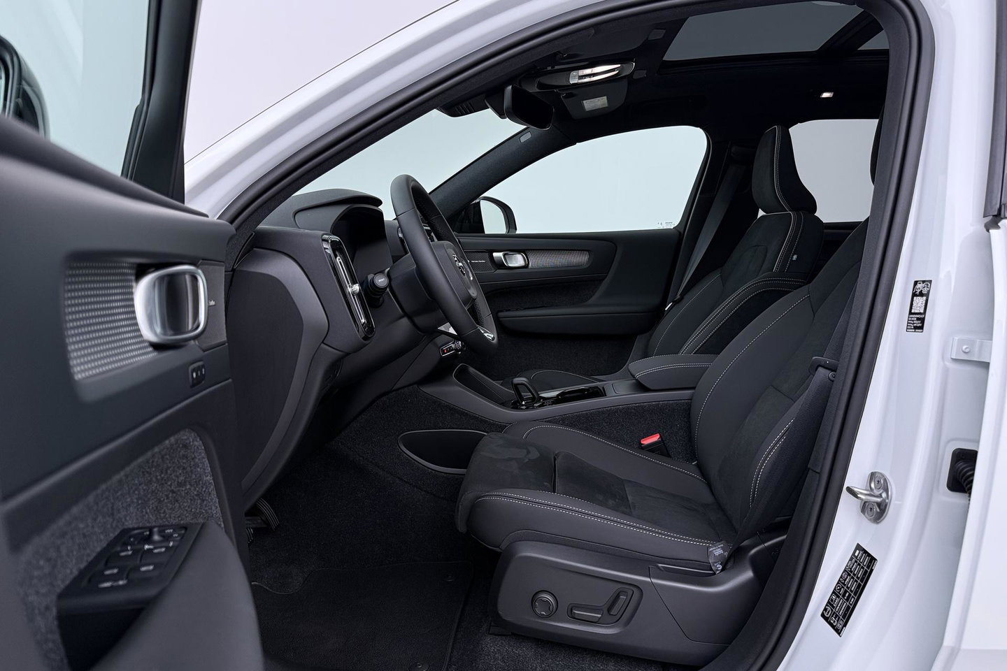 Volvo EX40 Twin Motor Plus Black Edition 82 kWh | ACC | Panoramadak | 360° Camera | Harman/Kardon | Stoel+Stuurverwarming