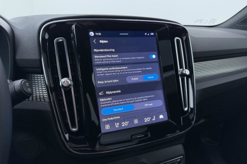 Volvo EX40 Twin Motor Plus Black Edition 82 kWh | ACC | Panoramadak | 360° Camera | Harman/Kardon | Stoel+Stuurverwarming