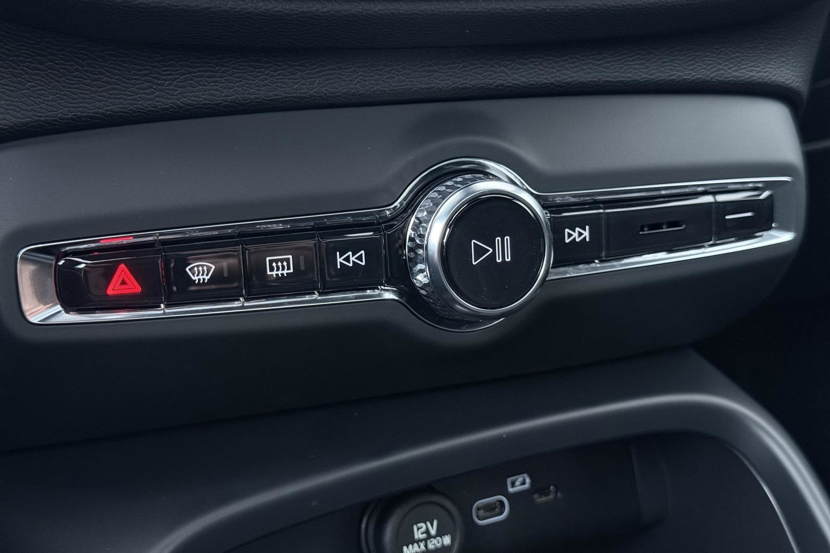 Volvo EX40 Twin Motor Plus Black Edition 82 kWh | ACC | Panoramadak | 360° Camera | Harman/Kardon | Stoel+Stuurverwarming