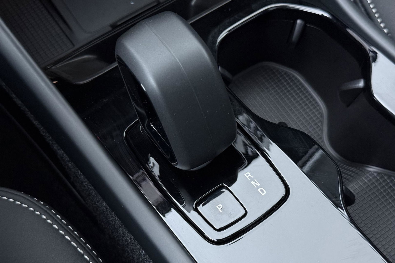 Volvo EX40 Twin Motor Plus Black Edition 82 kWh | ACC | Panoramadak | 360° Camera | Harman/Kardon | Stoel+Stuurverwarming