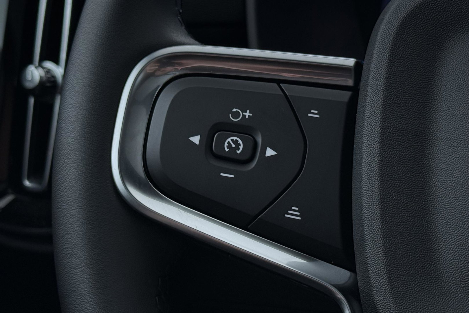 Volvo EX40 Twin Motor Plus Black Edition 82 kWh | ACC | Panoramadak | 360° Camera | Harman/Kardon | Stoel+Stuurverwarming