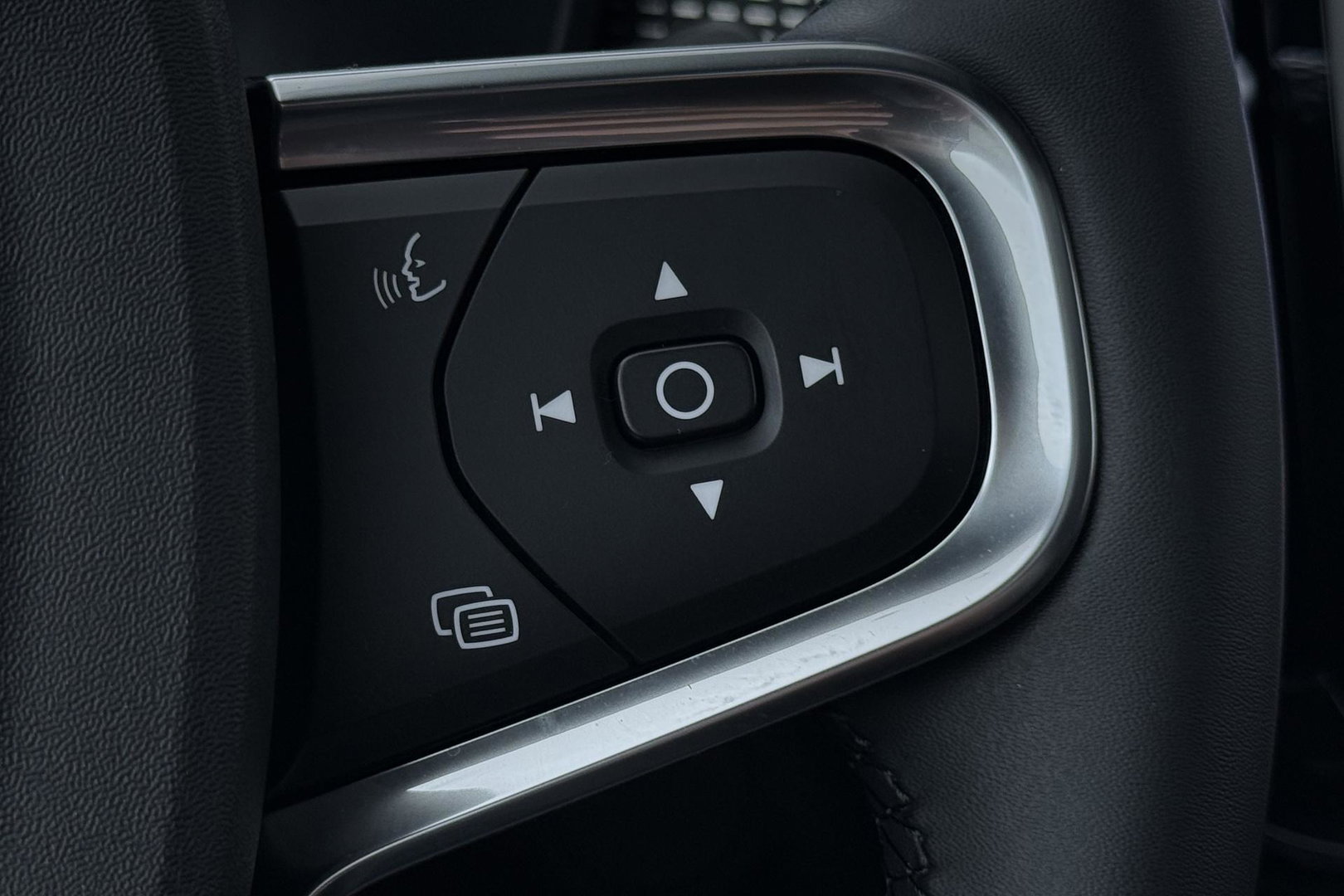 Volvo EX40 Twin Motor Plus Black Edition 82 kWh | ACC | Panoramadak | 360° Camera | Harman/Kardon | Stoel+Stuurverwarming