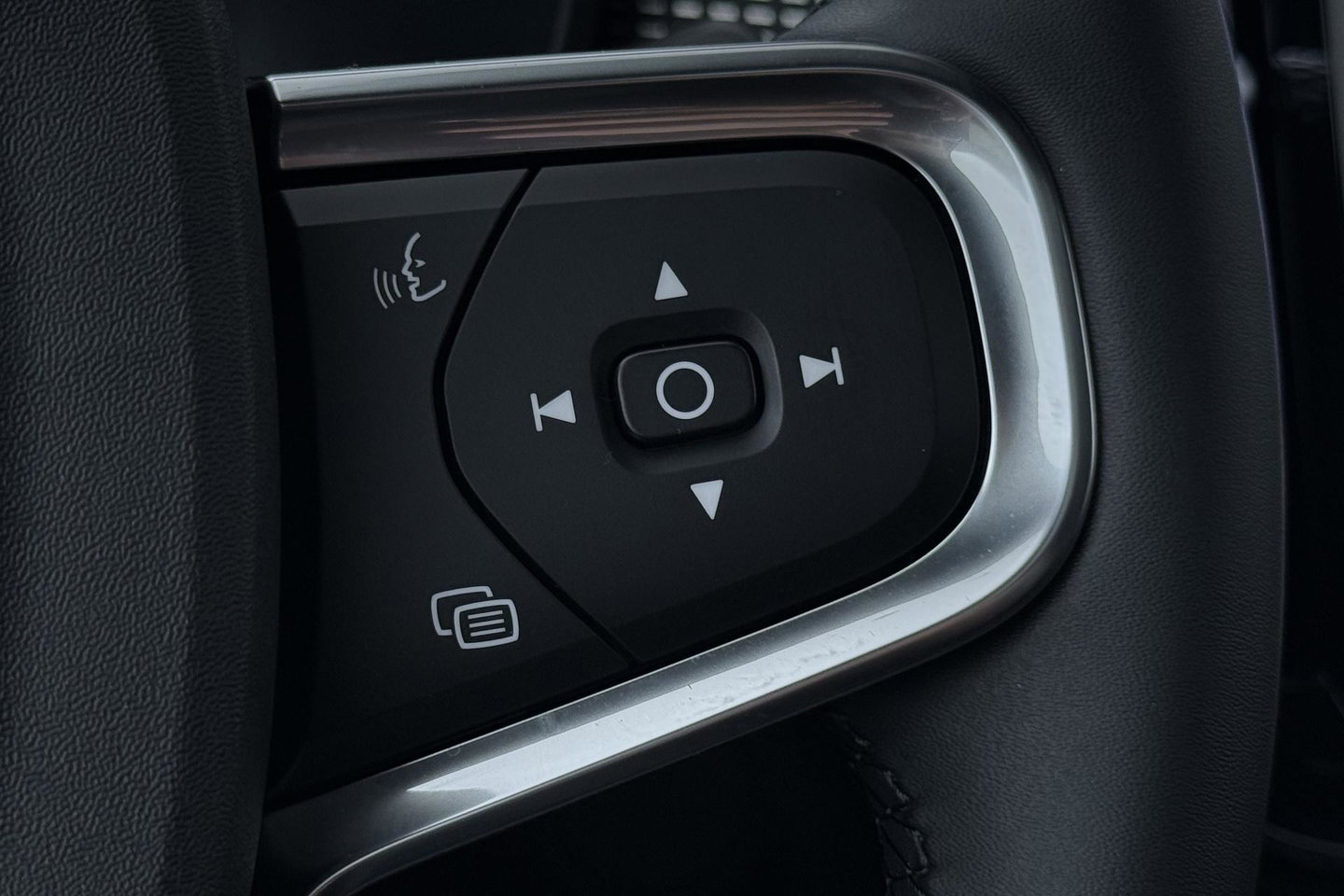 Volvo EX40 Twin Motor Plus Black Edition 82 kWh | ACC | Panoramadak | 360° Camera | Harman/Kardon | Stoel+Stuurverwarming