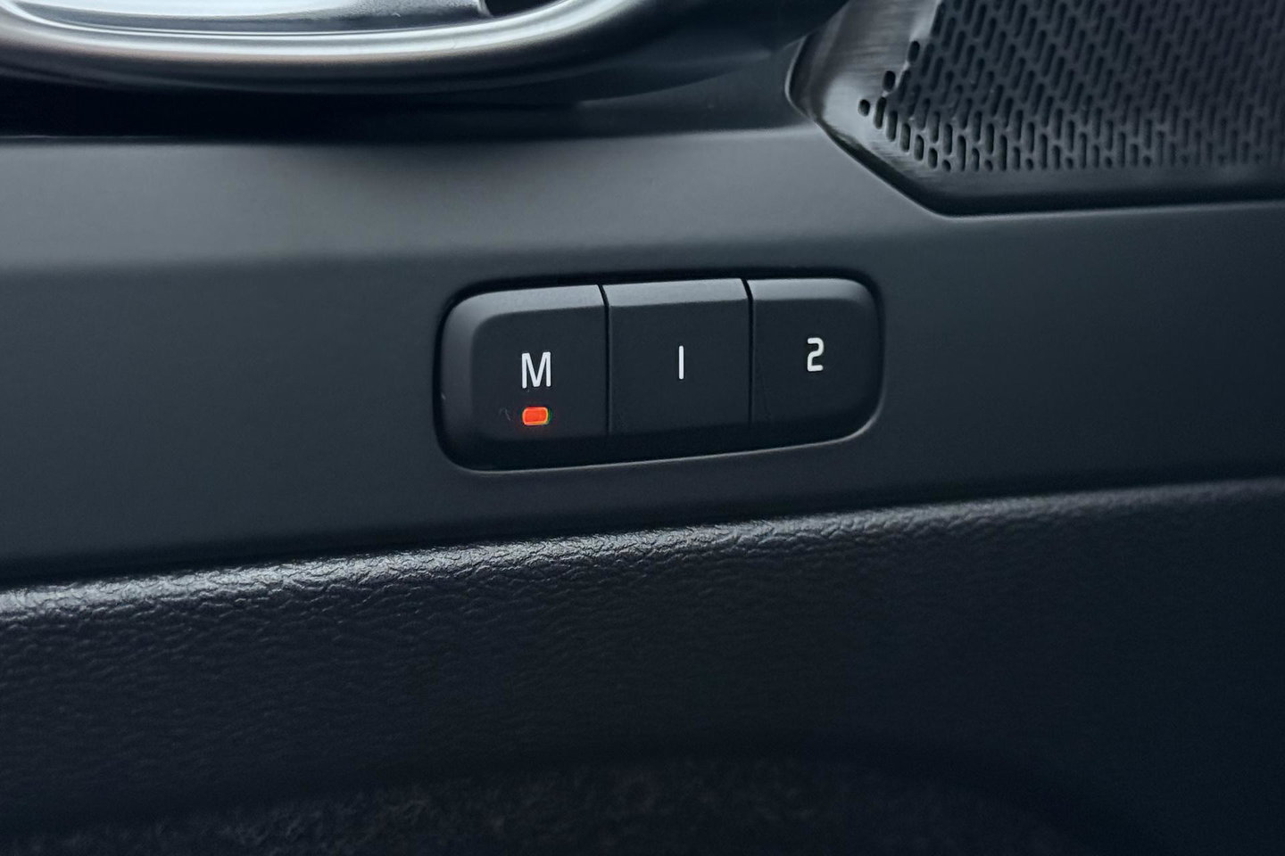 Volvo EX40 Twin Motor Plus Black Edition 82 kWh | ACC | Panoramadak | 360° Camera | Harman/Kardon | Stoel+Stuurverwarming