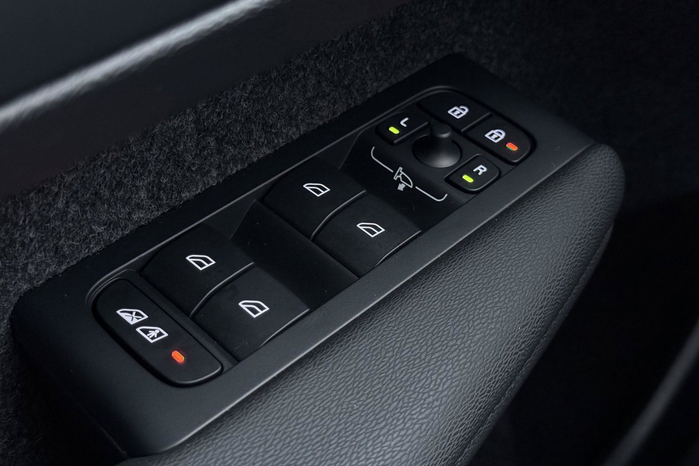 Volvo EX40 Twin Motor Plus Black Edition 82 kWh | ACC | Panoramadak | 360° Camera | Harman/Kardon | Stoel+Stuurverwarming