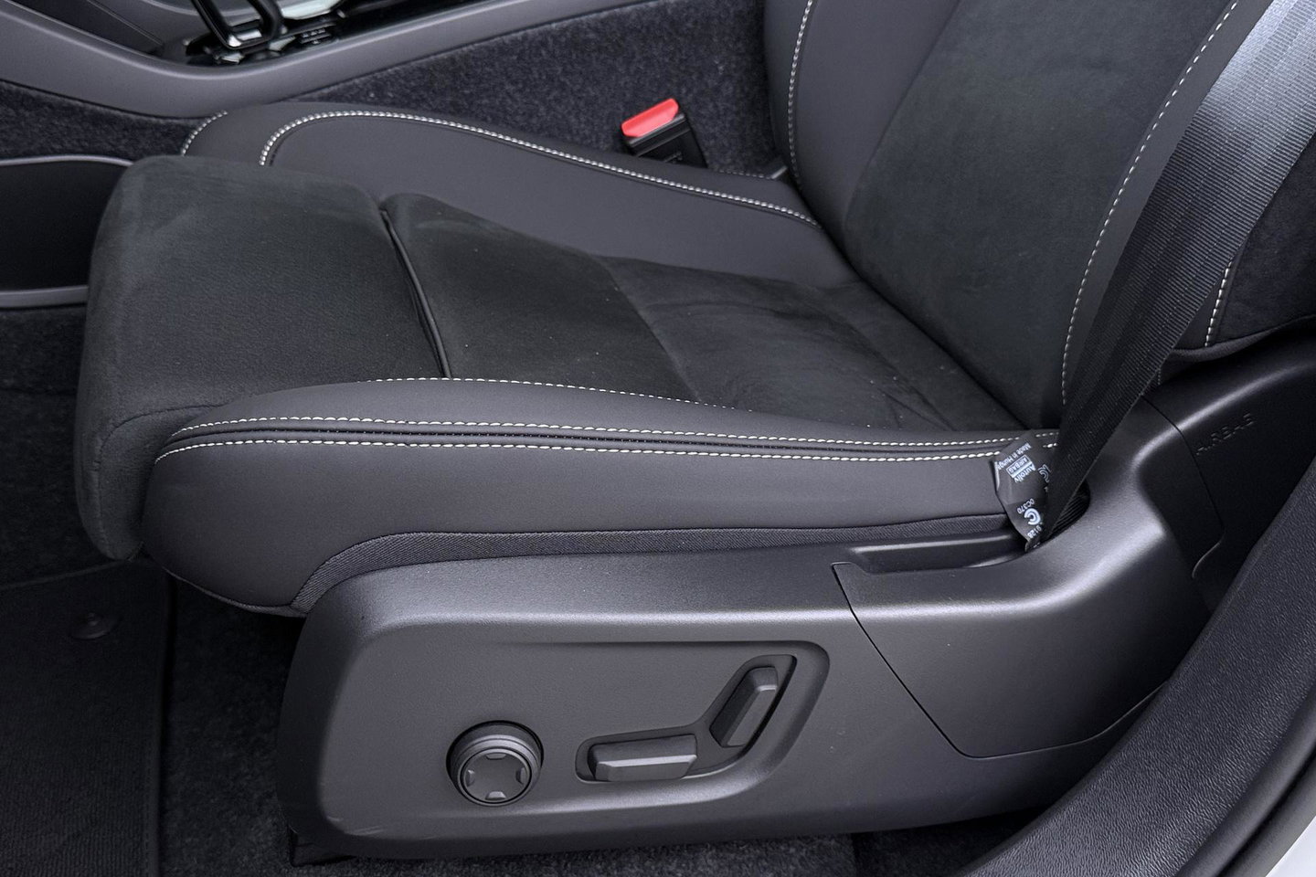 Volvo EX40 Twin Motor Plus Black Edition 82 kWh | ACC | Panoramadak | 360° Camera | Harman/Kardon | Stoel+Stuurverwarming