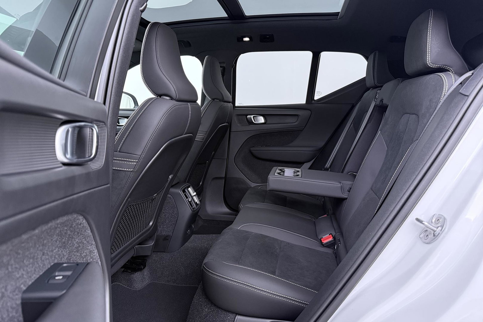 Volvo EX40 Twin Motor Plus Black Edition 82 kWh | ACC | Panoramadak | 360° Camera | Harman/Kardon | Stoel+Stuurverwarming