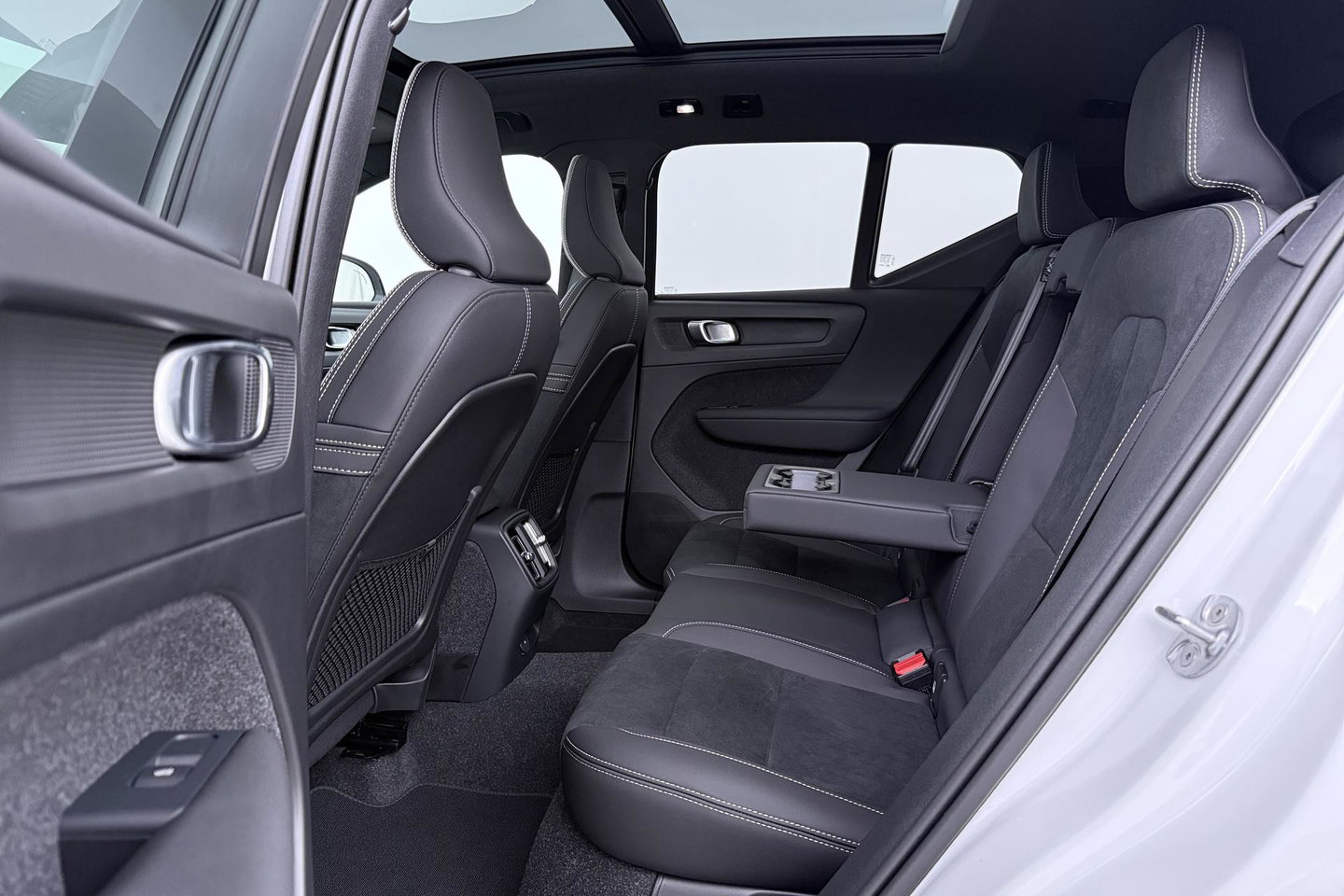 Volvo EX40 Twin Motor Plus Black Edition 82 kWh | ACC | Panoramadak | 360° Camera | Harman/Kardon | Stoel+Stuurverwarming