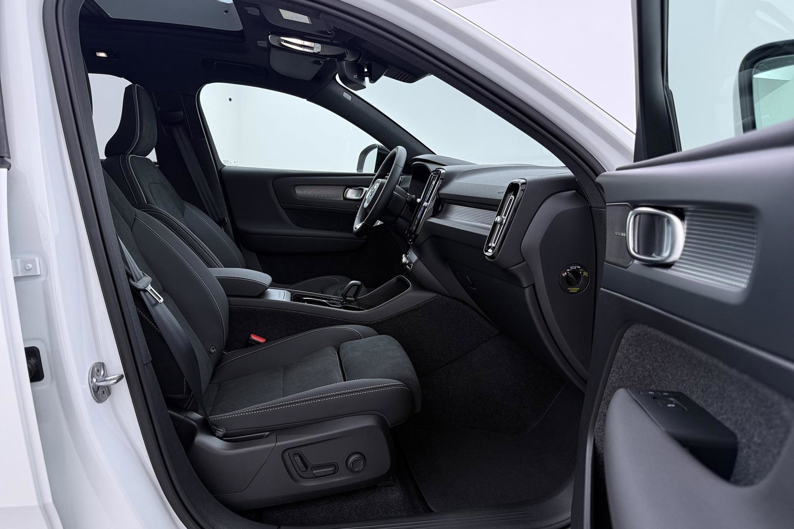 Volvo EX40 Twin Motor Plus Black Edition 82 kWh | ACC | Panoramadak | 360° Camera | Harman/Kardon | Stoel+Stuurverwarming
