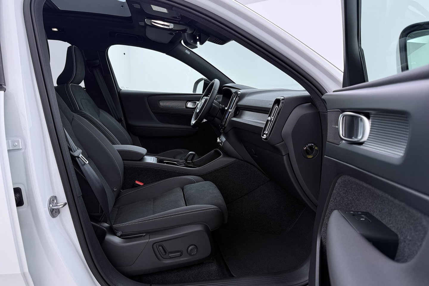 Volvo EX40 Twin Motor Plus Black Edition 82 kWh | ACC | Panoramadak | 360° Camera | Harman/Kardon | Stoel+Stuurverwarming