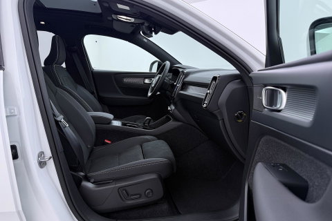 Volvo EX40 Twin Motor Plus Black Edition 82 kWh | ACC | Panoramadak | 360° Camera | Harman/Kardon | Stoel+Stuurverwarming