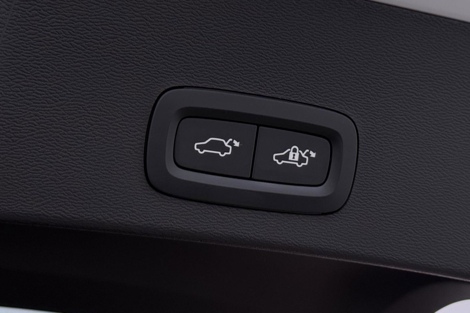 Volvo EX40 Twin Motor Plus Black Edition 82 kWh | ACC | Panoramadak | 360° Camera | Harman/Kardon | Stoel+Stuurverwarming