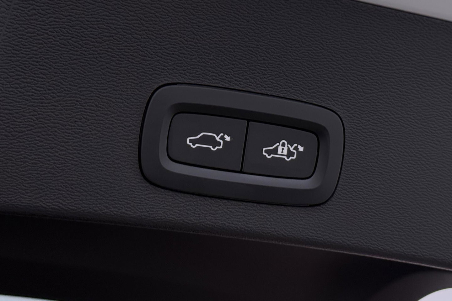 Volvo EX40 Twin Motor Plus Black Edition 82 kWh | ACC | Panoramadak | 360° Camera | Harman/Kardon | Stoel+Stuurverwarming