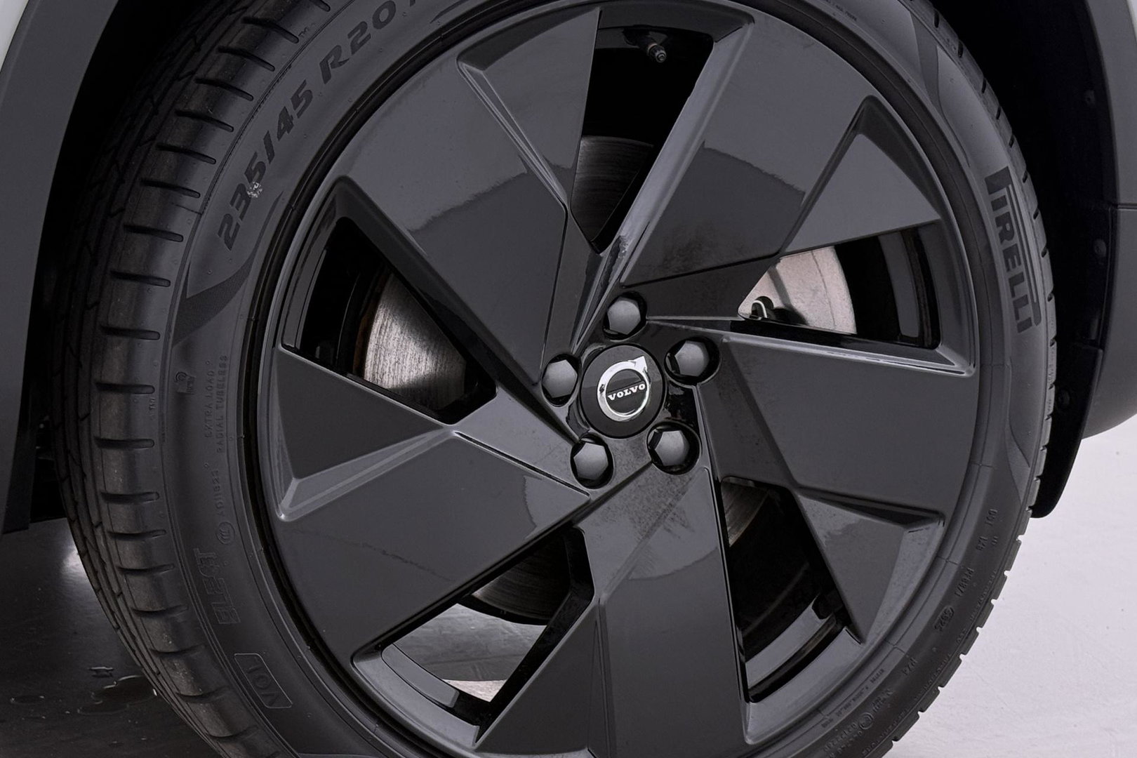 Volvo EX40 Twin Motor Plus Black Edition 82 kWh | ACC | Panoramadak | 360° Camera | Harman/Kardon | Stoel+Stuurverwarming