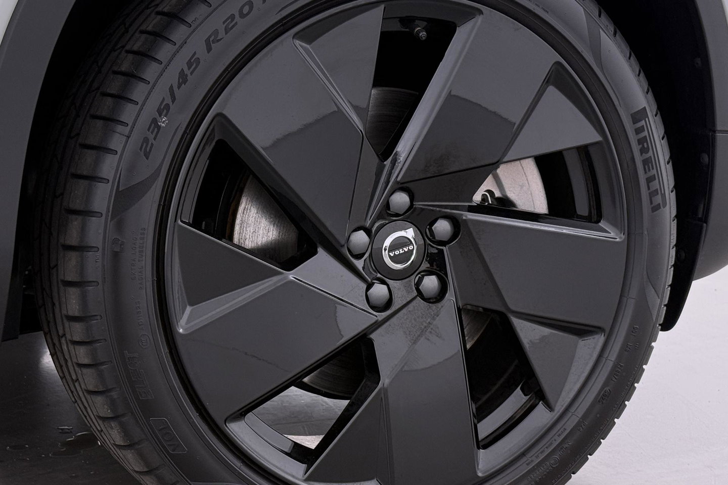 Volvo EX40 Twin Motor Plus Black Edition 82 kWh | ACC | Panoramadak | 360° Camera | Harman/Kardon | Stoel+Stuurverwarming