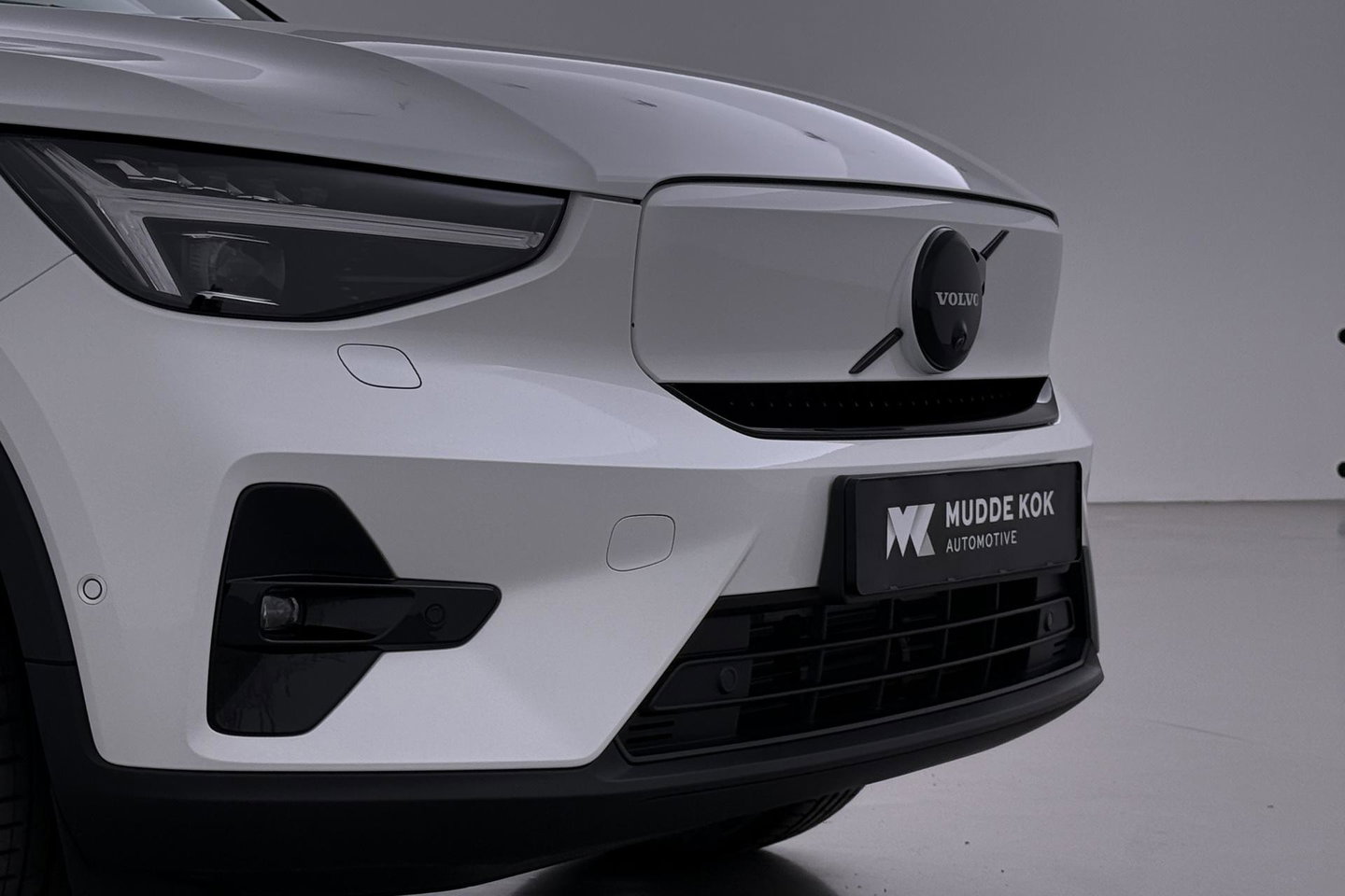 Volvo EX40 Twin Motor Plus Black Edition 82 kWh | ACC | Panoramadak | 360° Camera | Harman/Kardon | Stoel+Stuurverwarming