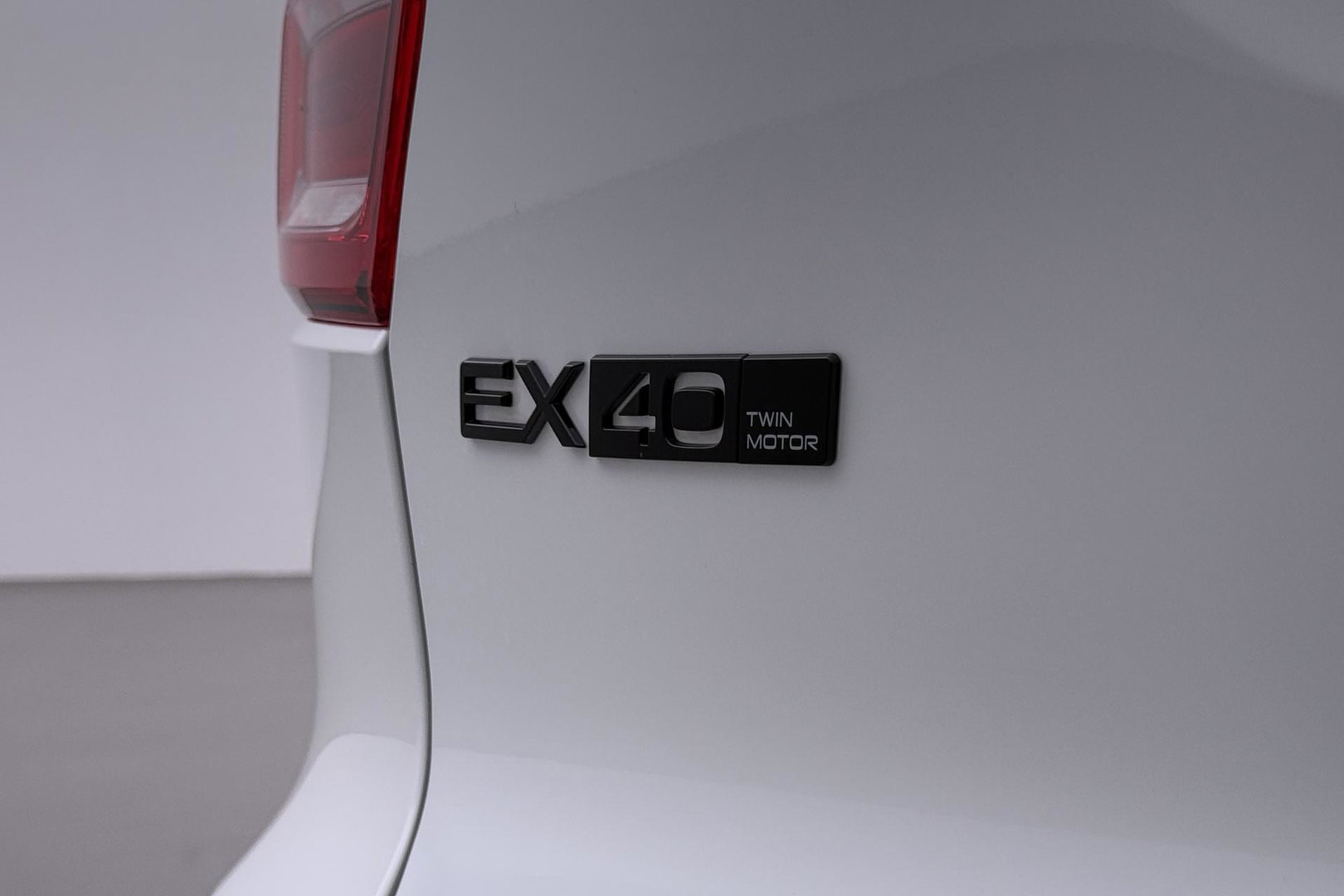 Volvo EX40 Twin Motor Plus Black Edition 82 kWh | ACC | Panoramadak | 360° Camera | Harman/Kardon | Stoel+Stuurverwarming