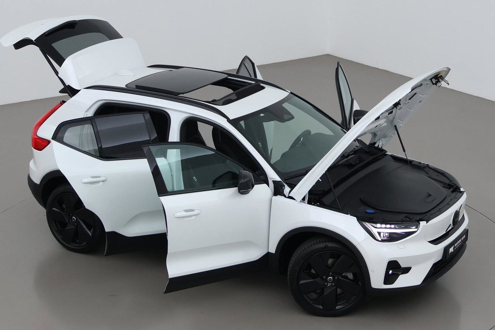 Volvo EX40 Twin Motor Plus Black Edition 82 kWh | ACC | Panoramadak | 360° Camera | Harman/Kardon | Stoel+Stuurverwarming