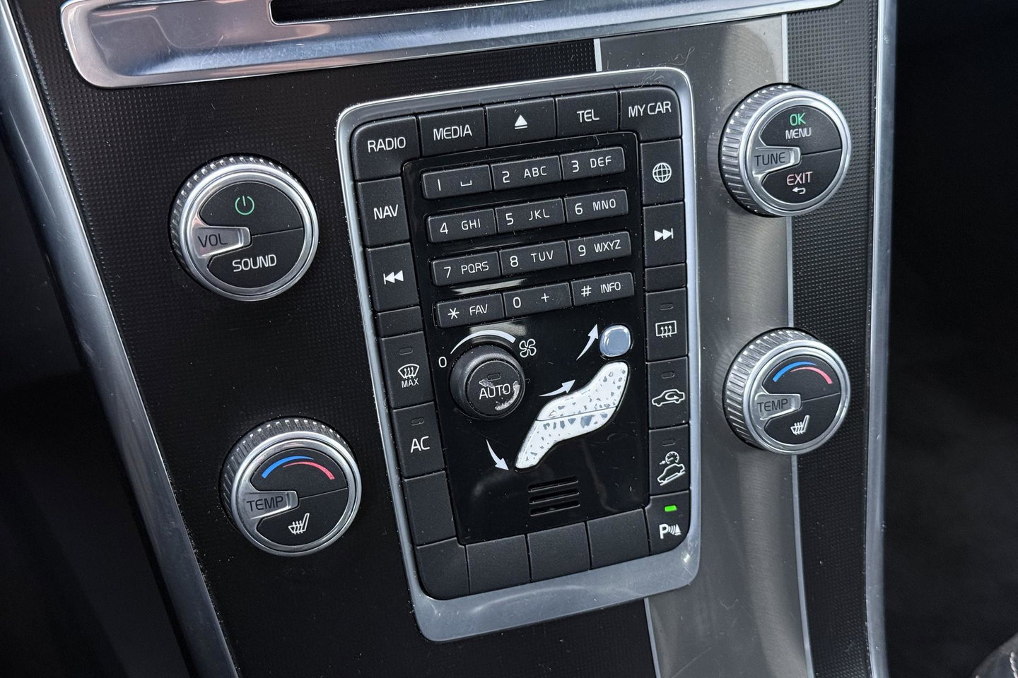 Volvo XC60 2.4 D4 R-Design | 5-Cilinder | Trekhaak | Stoelverwarming | 18 Inch