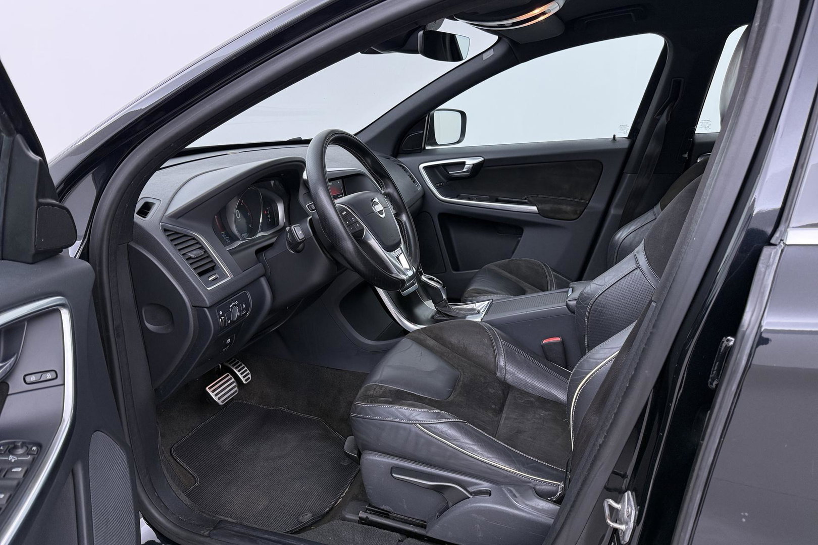 Volvo XC60 2.4 D4 R-Design | 5-Cilinder | Trekhaak | Stoelverwarming | 18 Inch