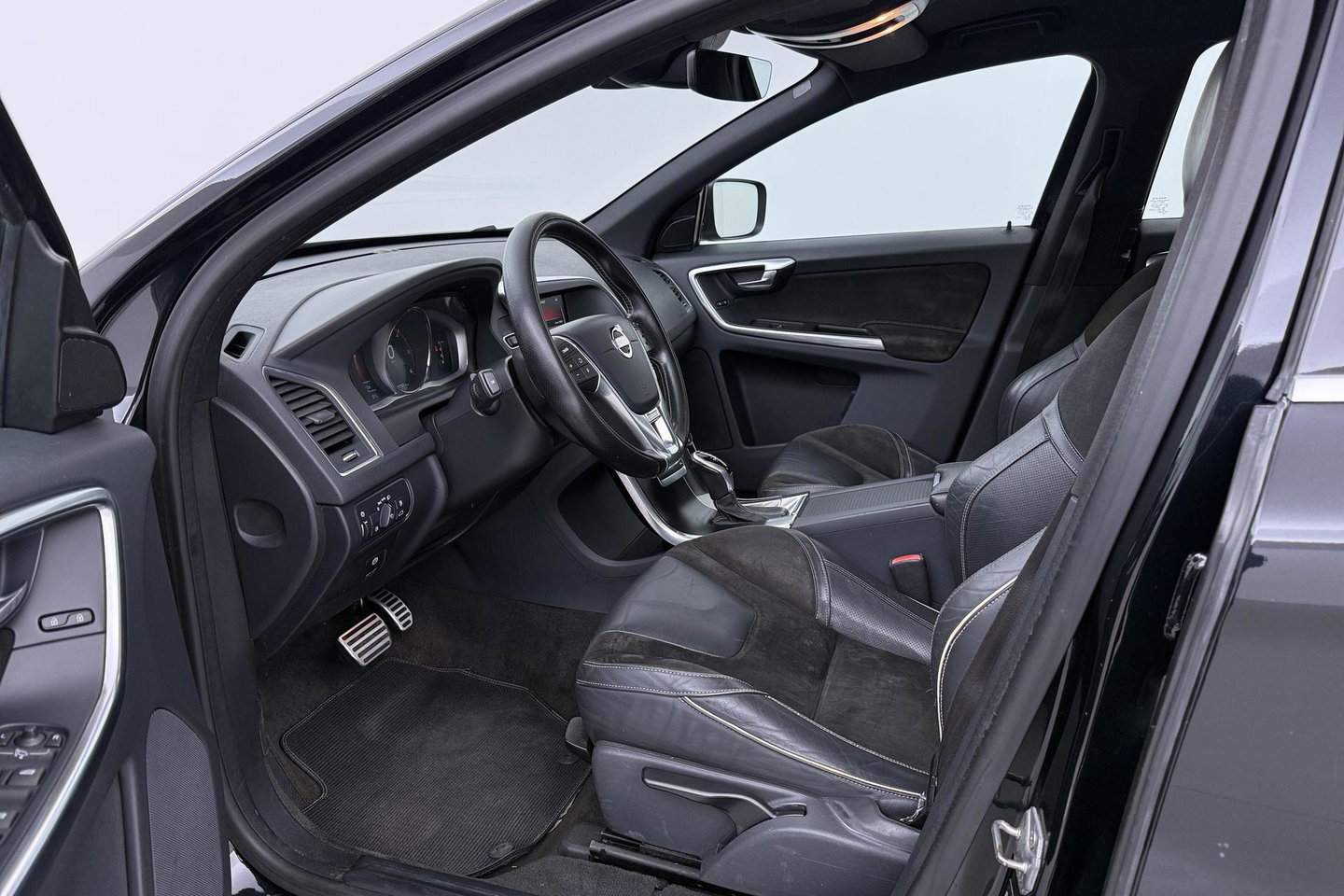 Volvo XC60 2.4 D4 R-Design | 5-Cilinder | Trekhaak | Stoelverwarming | 18 Inch