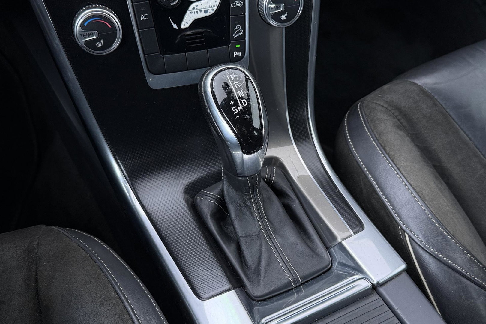 Volvo XC60 2.4 D4 R-Design | 5-Cilinder | Trekhaak | Stoelverwarming | 18 Inch