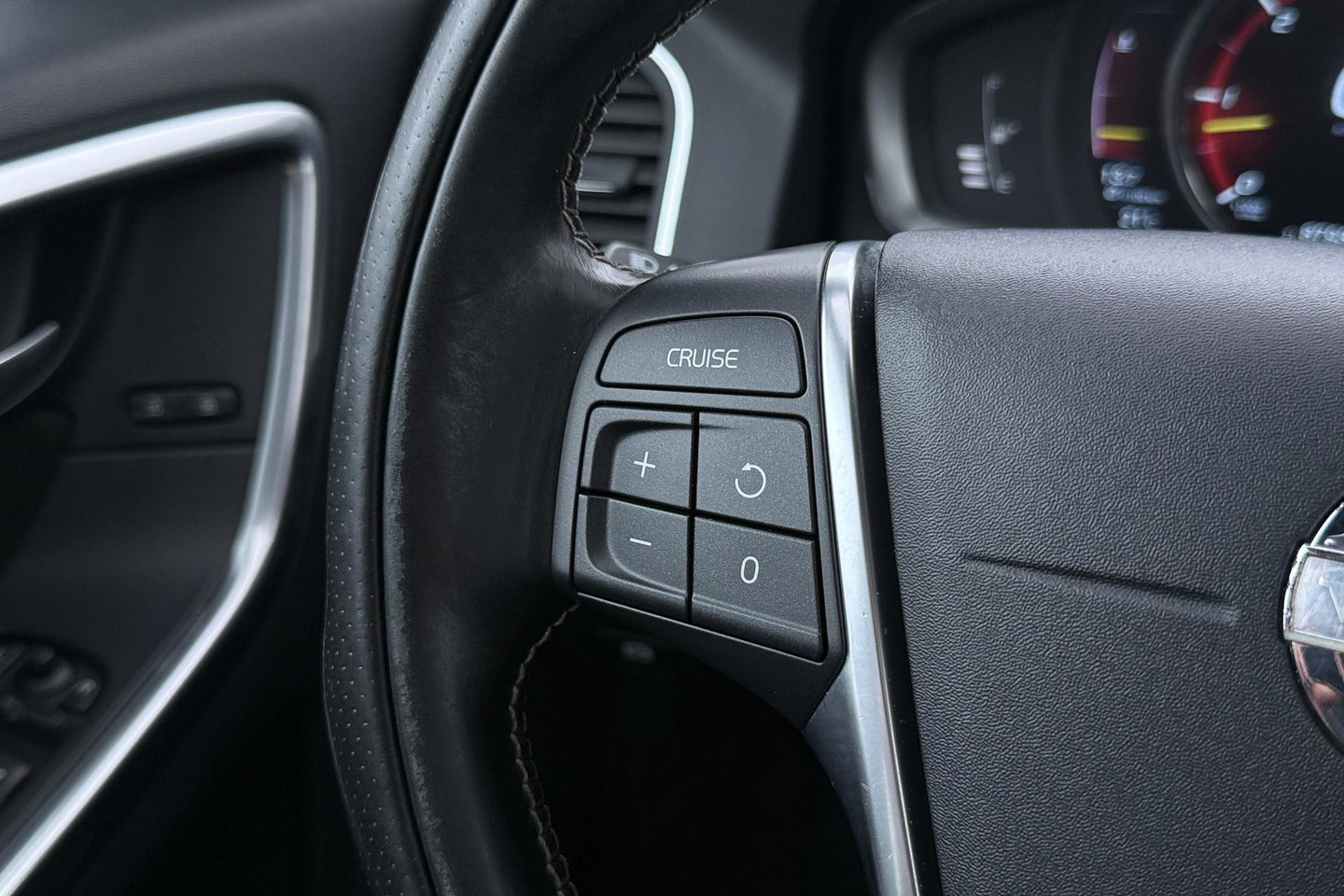Volvo XC60 2.4 D4 R-Design | 5-Cilinder | Trekhaak | Stoelverwarming | 18 Inch