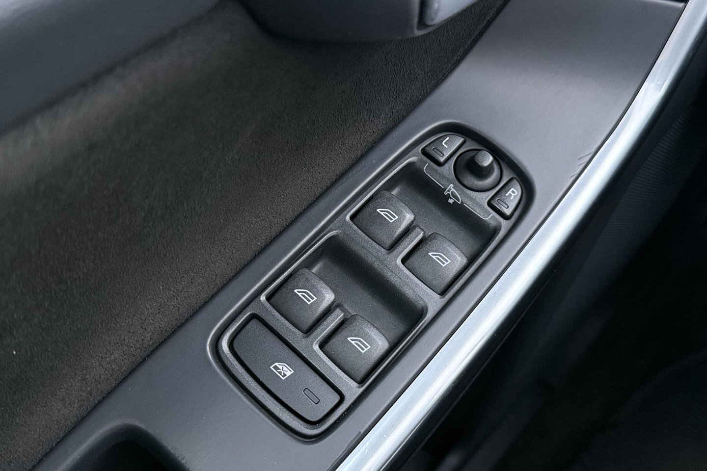 Volvo XC60 2.4 D4 R-Design | 5-Cilinder | Trekhaak | Stoelverwarming | 18 Inch