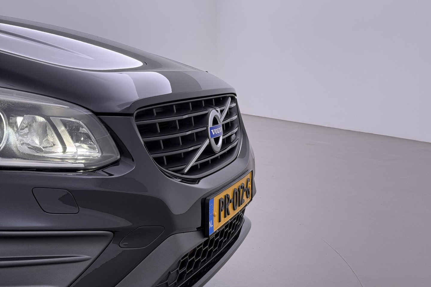 Volvo XC60 2.4 D4 R-Design | 5-Cilinder | Trekhaak | Stoelverwarming | 18 Inch