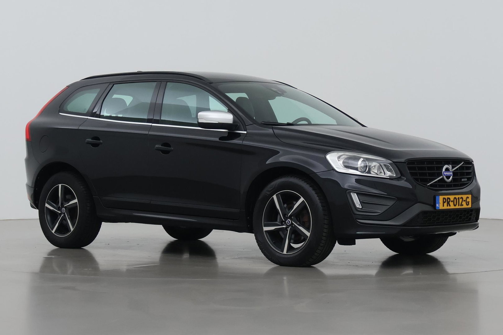 Volvo XC60 2.4 D4 R-Design | 5-Cilinder | Trekhaak | Stoelverwarming | 18 Inch