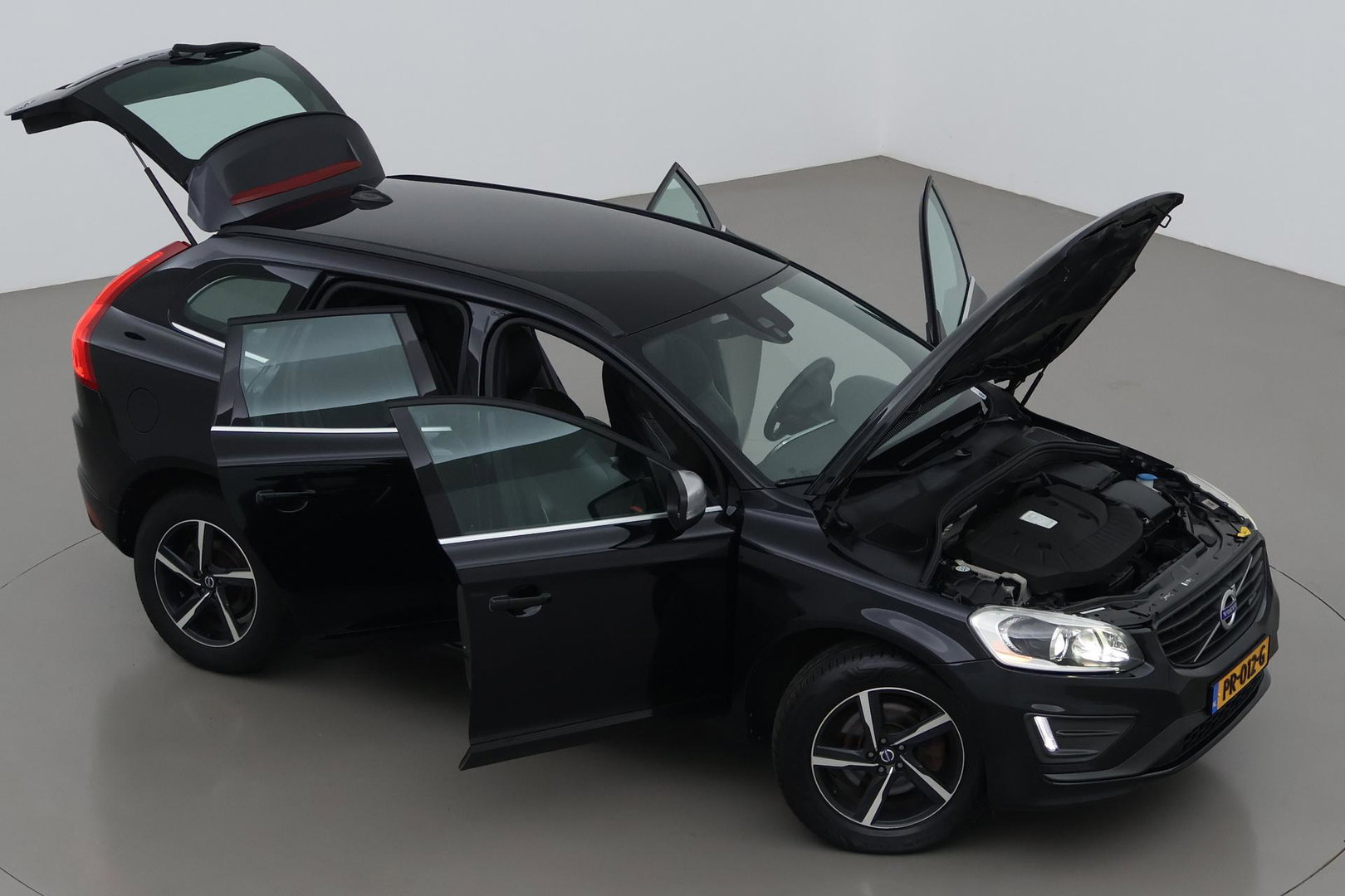 Volvo XC60 2.4 D4 R-Design | 5-Cilinder | Trekhaak | Stoelverwarming | 18 Inch