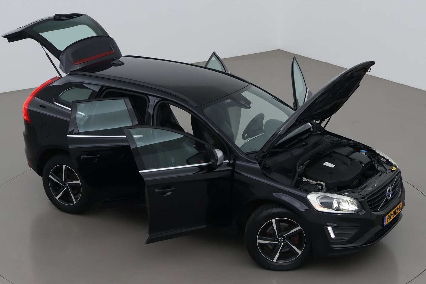 Volvo XC60 2.4 D4 R-Design | 5-Cilinder | Trekhaak | Stoelverwarming | 18 Inch
