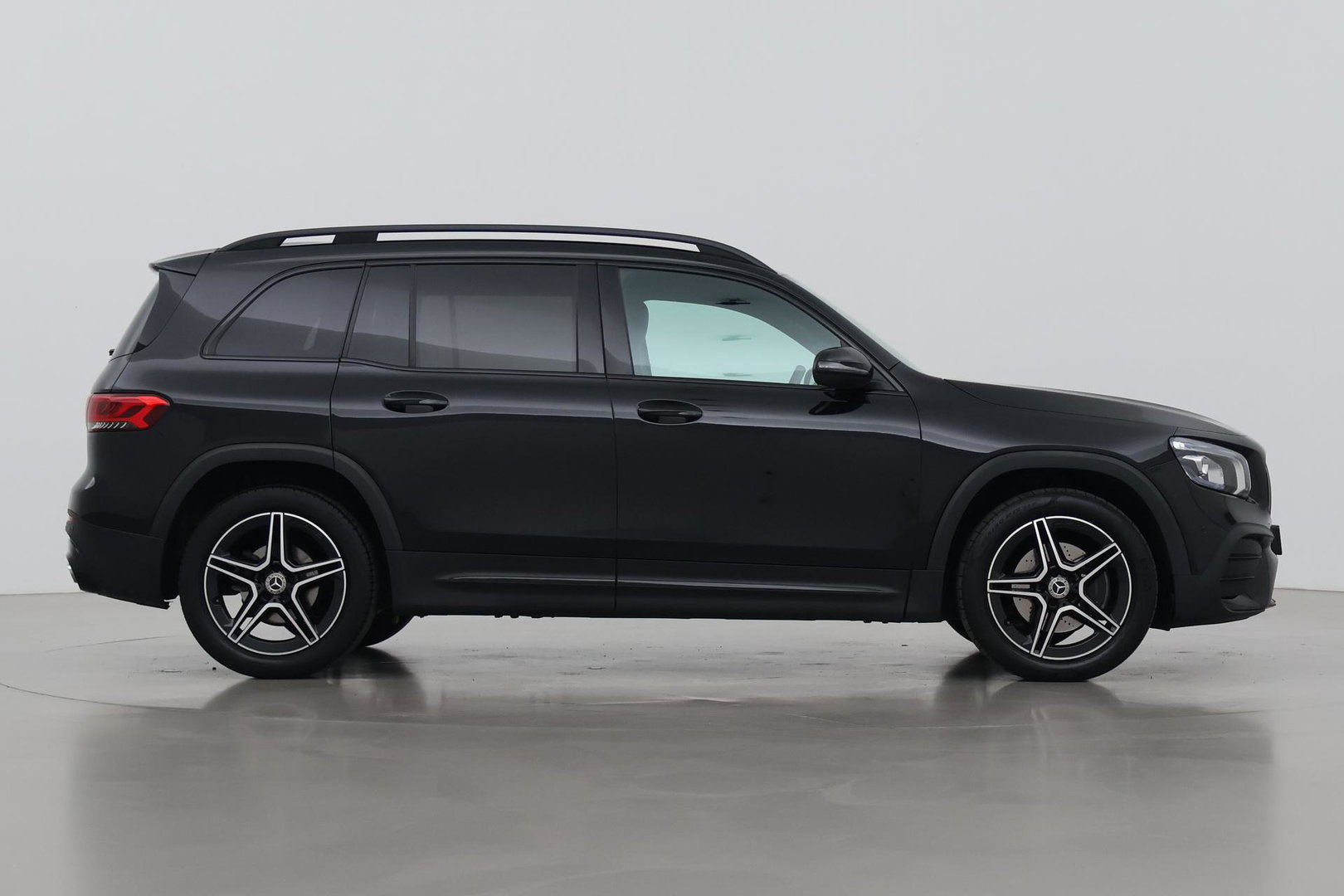 Mercedes-Benz GLB 200 Business Solution AMG | Night Pakket | Camera | Dodehoekdetectie | Stoelverwarming | Sfeerverlichting