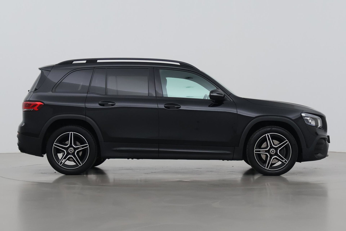 Mercedes-Benz GLB 200 Business Solution AMG | Night Pakket | Camera | Dodehoekdetectie | Stoelverwarming | Sfeerverlichting