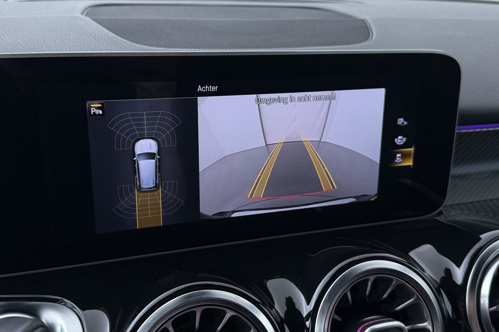 Mercedes-Benz GLB 200 Business Solution AMG | Night Pakket | Camera | Dodehoekdetectie | Stoelverwarming | Sfeerverlichting