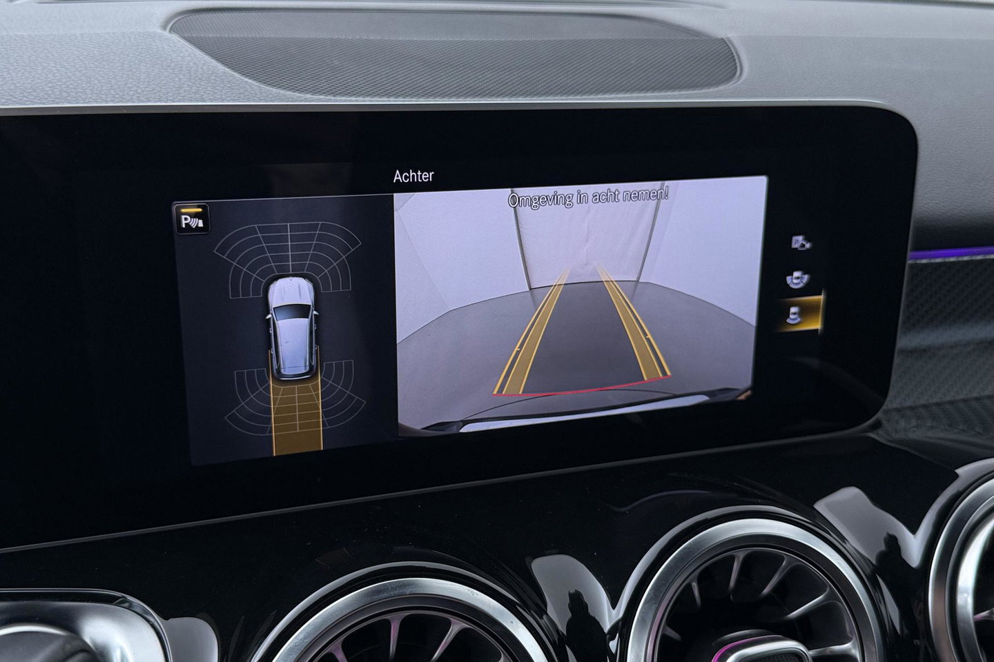 Mercedes-Benz GLB 200 Business Solution AMG | Night Pakket | Camera | Dodehoekdetectie | Stoelverwarming | Sfeerverlichting