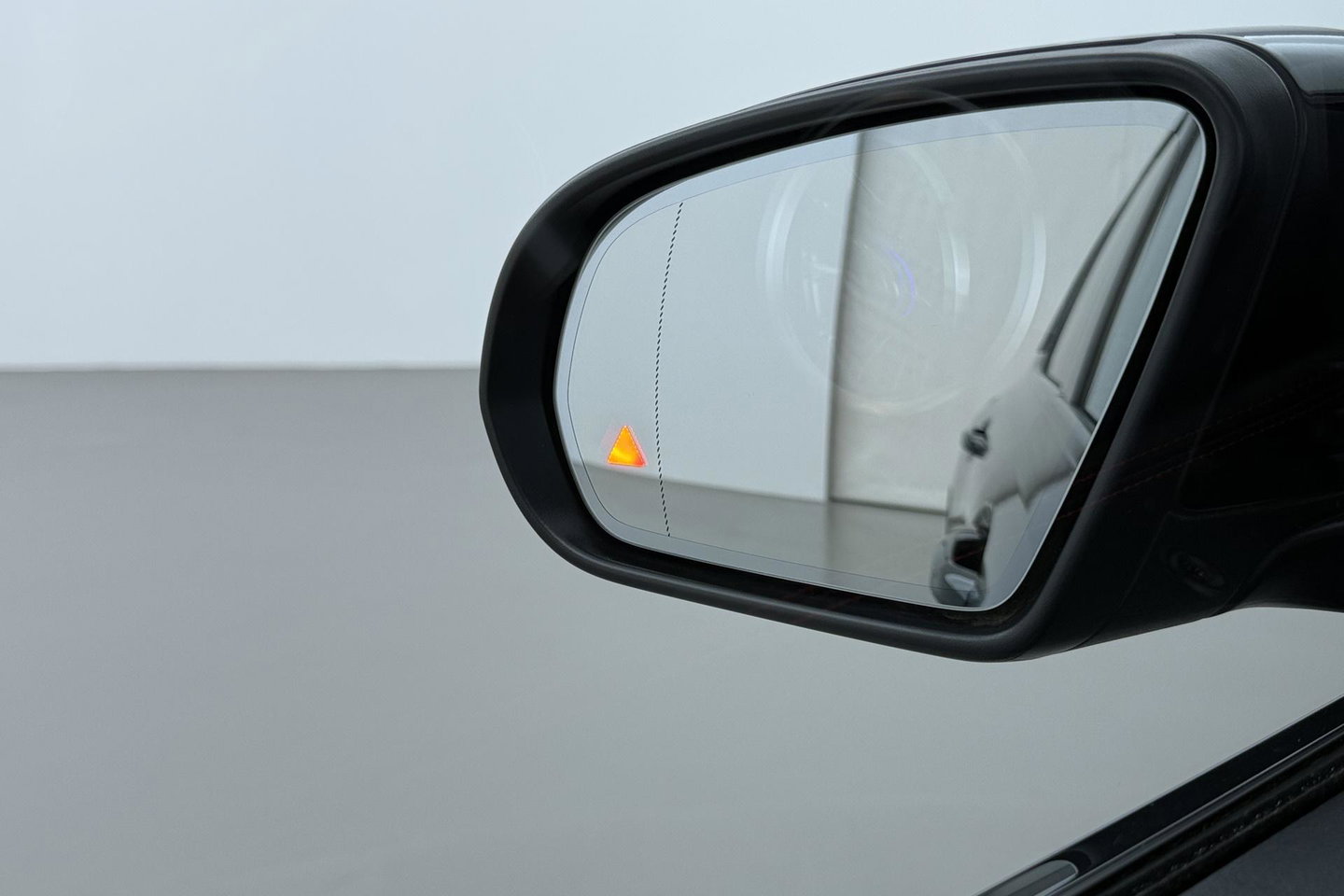 Mercedes-Benz GLB 200 Business Solution AMG | Night Pakket | Camera | Dodehoekdetectie | Stoelverwarming | Sfeerverlichting