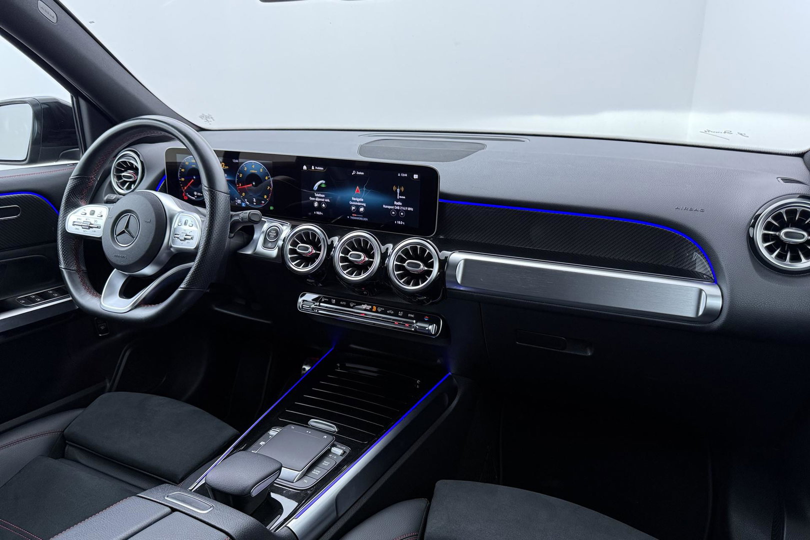 Mercedes-Benz GLB 200 Business Solution AMG | Night Pakket | Camera | Dodehoekdetectie | Stoelverwarming | Sfeerverlichting
