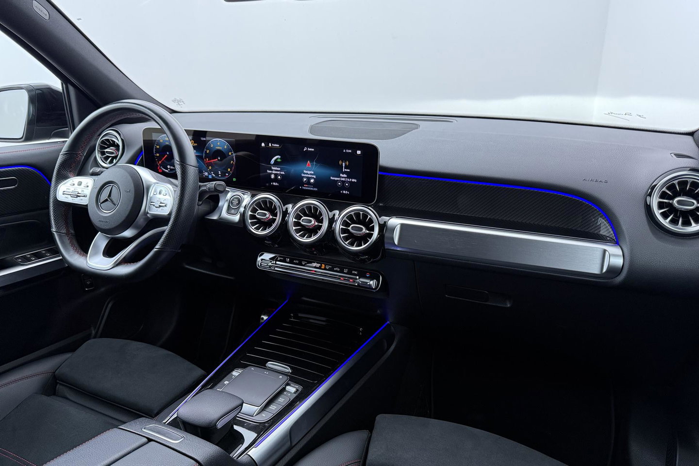 Mercedes-Benz GLB 200 Business Solution AMG | Night Pakket | Camera | Dodehoekdetectie | Stoelverwarming | Sfeerverlichting