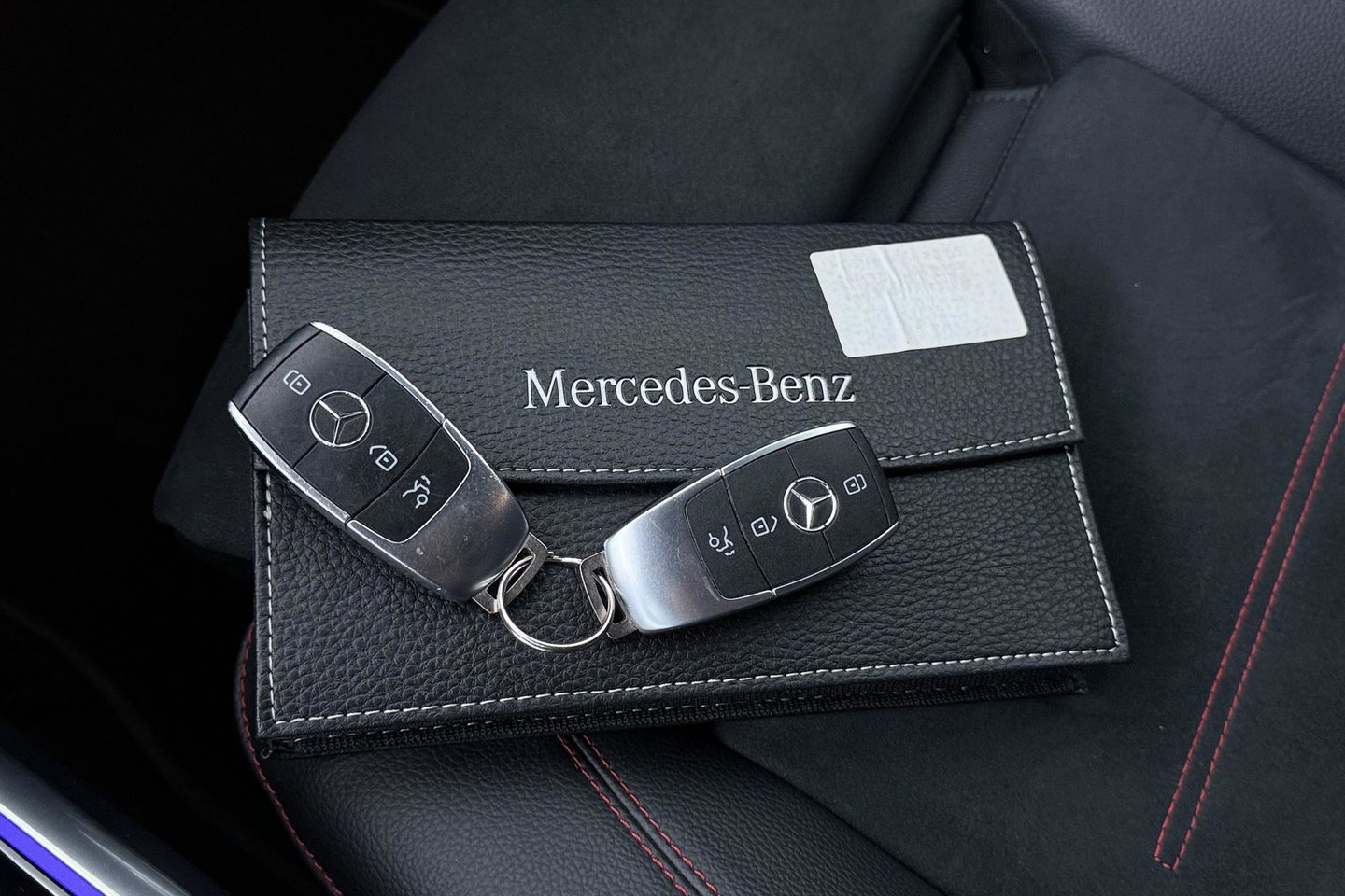 Mercedes-Benz GLB 200 Business Solution AMG | Night Pakket | Camera | Dodehoekdetectie | Stoelverwarming | Sfeerverlichting
