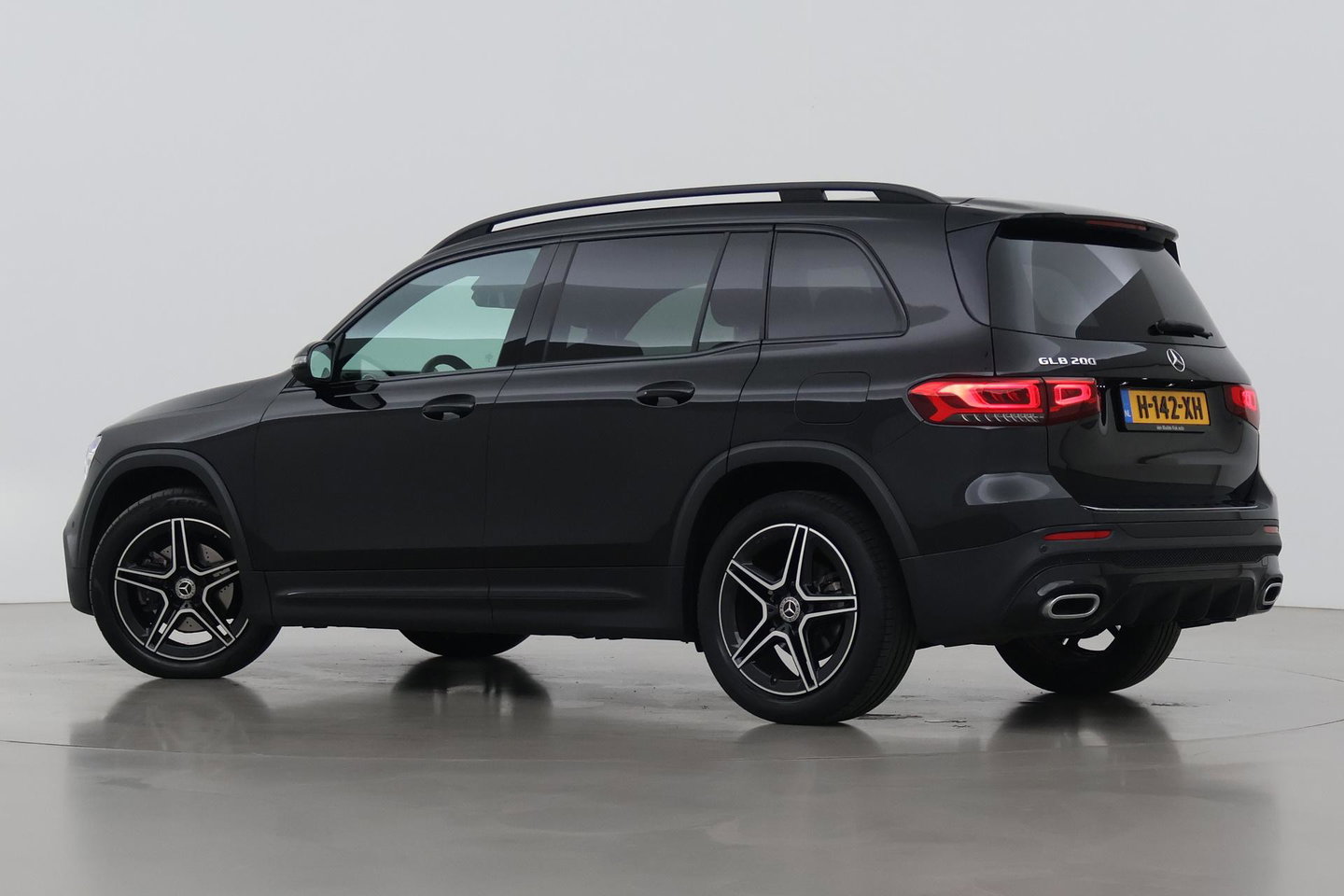 Mercedes-Benz GLB 200 Business Solution AMG | Night Pakket | Camera | Dodehoekdetectie | Stoelverwarming | Sfeerverlichting