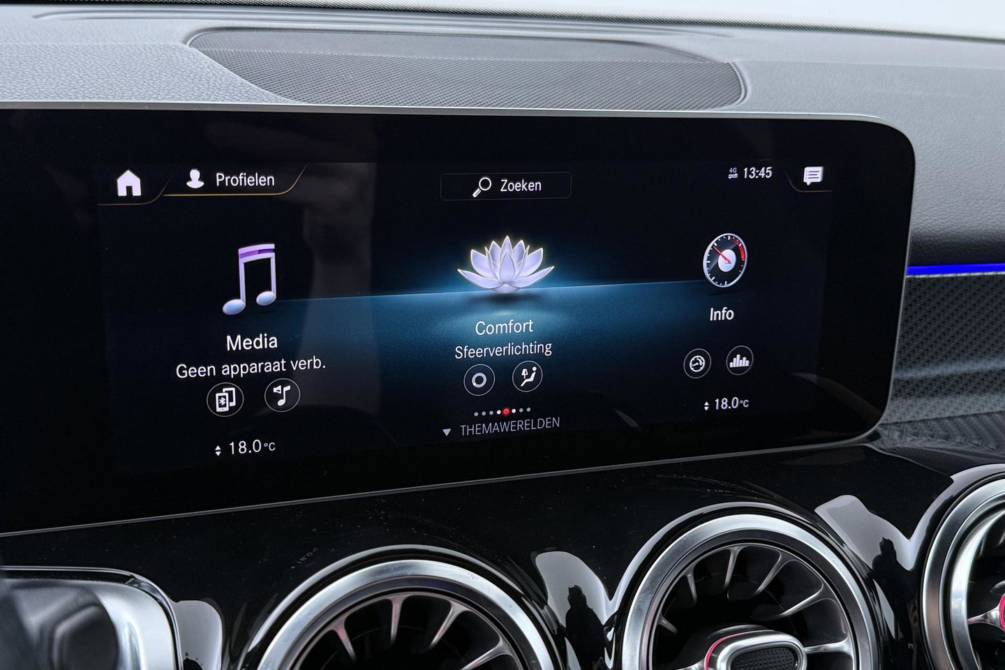 Mercedes-Benz GLB 200 Business Solution AMG | Night Pakket | Camera | Dodehoekdetectie | Stoelverwarming | Sfeerverlichting