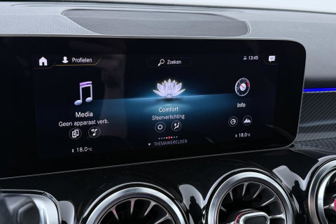 Mercedes-Benz GLB 200 Business Solution AMG | Night Pakket | Camera | Dodehoekdetectie | Stoelverwarming | Sfeerverlichting