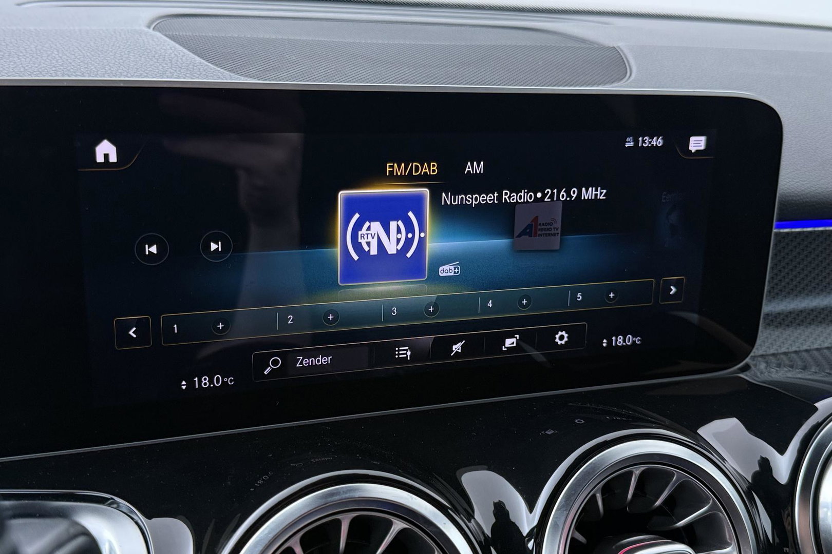 Mercedes-Benz GLB 200 Business Solution AMG | Night Pakket | Camera | Dodehoekdetectie | Stoelverwarming | Sfeerverlichting
