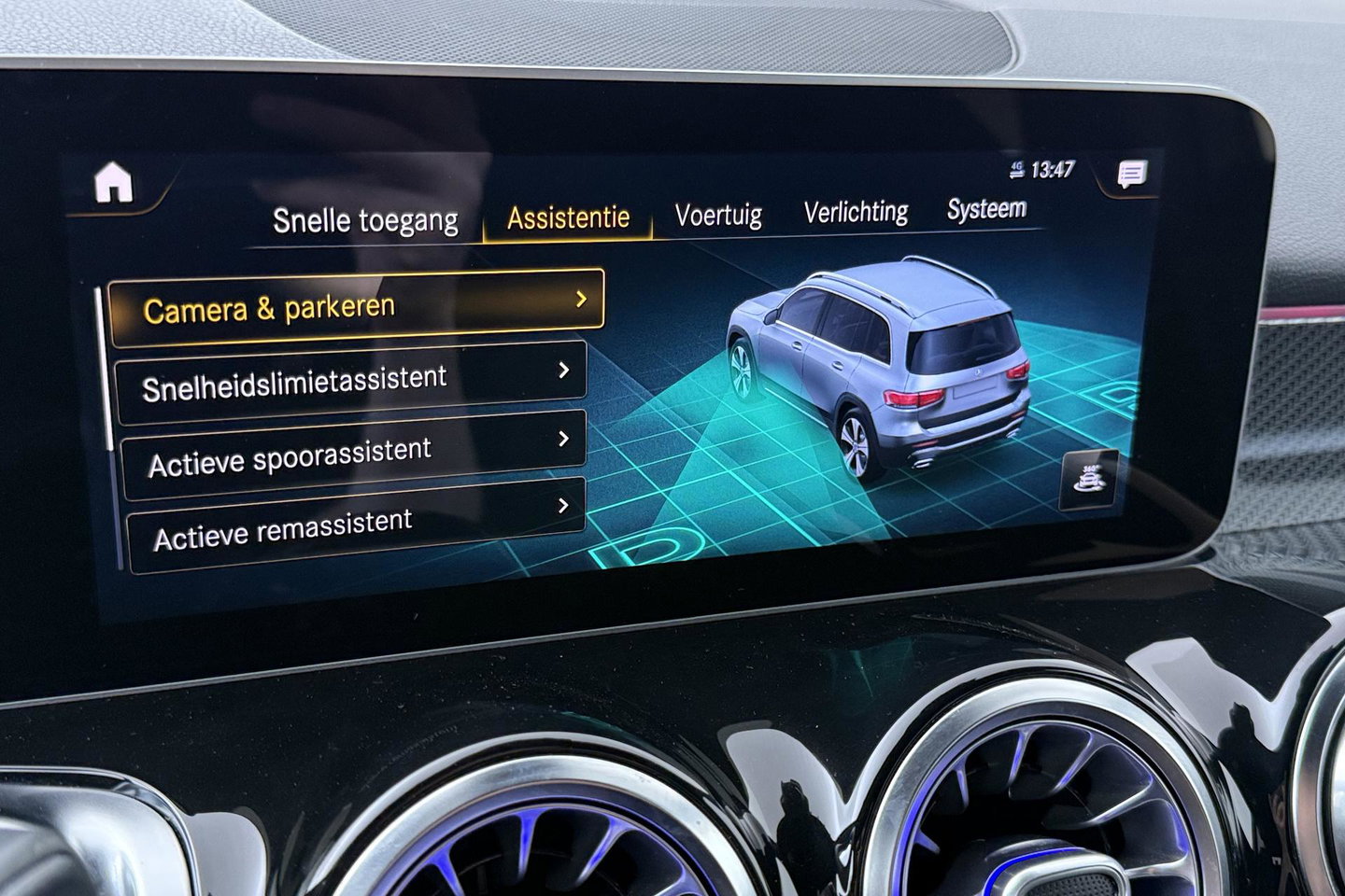 Mercedes-Benz GLB 200 Business Solution AMG | Night Pakket | Camera | Dodehoekdetectie | Stoelverwarming | Sfeerverlichting
