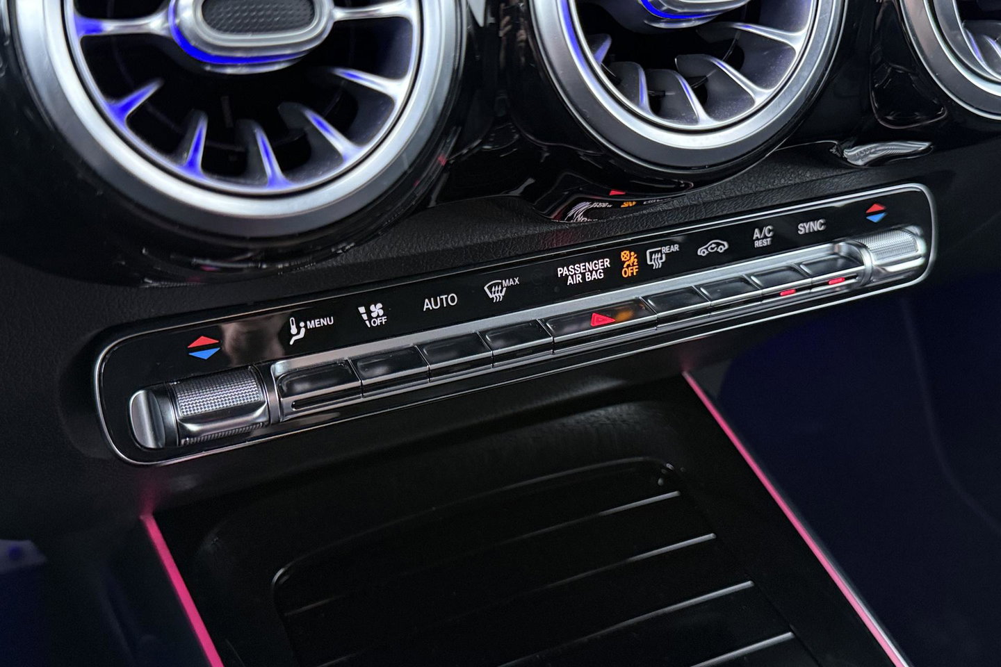 Mercedes-Benz GLB 200 Business Solution AMG | Night Pakket | Camera | Dodehoekdetectie | Stoelverwarming | Sfeerverlichting
