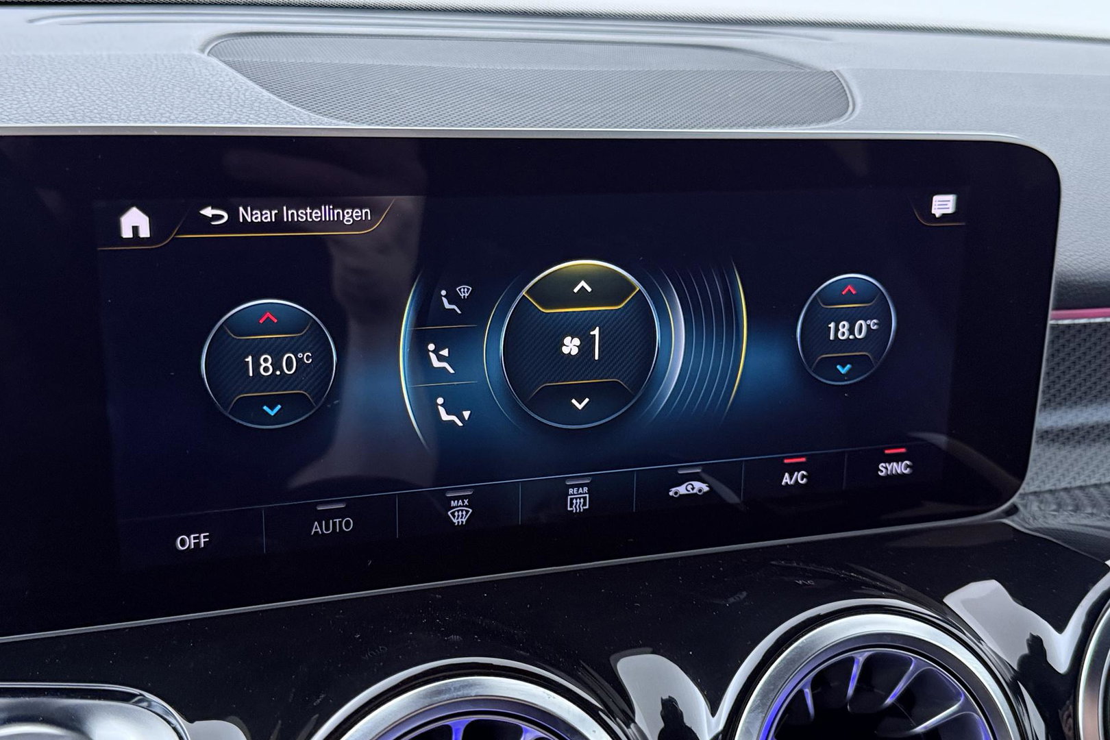Mercedes-Benz GLB 200 Business Solution AMG | Night Pakket | Camera | Dodehoekdetectie | Stoelverwarming | Sfeerverlichting